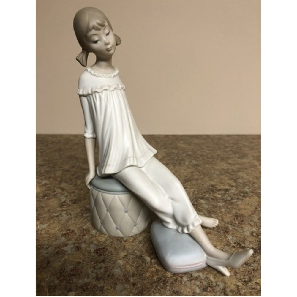 LLADRO "Girl with Mother's Shoe Sitting‎ on Ottoman" Figurine #1084 (Retired)